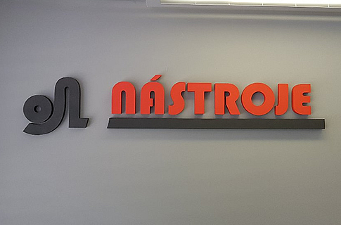 Plastové logo s kontúrou a reklamná tabuľa