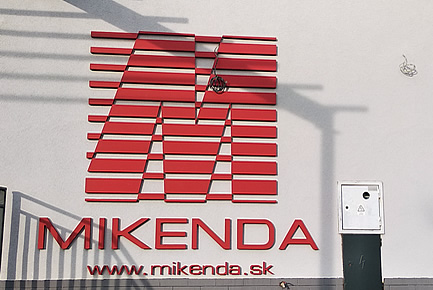 Veľké logo firmy z polystyrénu