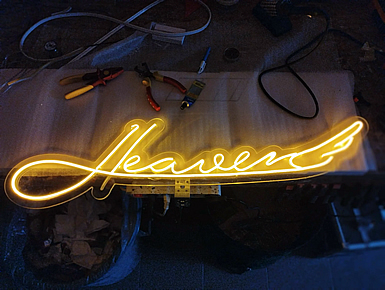 Neonove svetelne logo na podklade z plexiskla