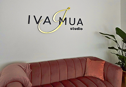 Logo z plastu so zlatou foliou